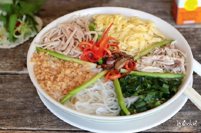 Bun thang culinary speciality of Hanoi flower